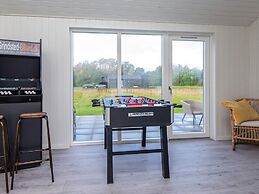 Stylish Lakeview Retreat-by Traum