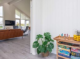 Stylish Lakeview Retreat-by Traum