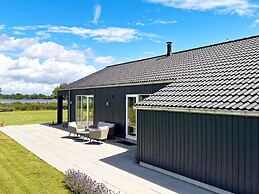 Stylish Lakeview Retreat-by Traum