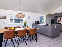 Stylish Lakeview Retreat-by Traum