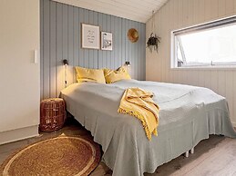 Stylish Lakeview Retreat-by Traum