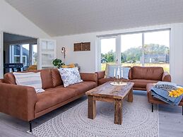 Stylish Lakeview Retreat-by Traum