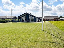 Stylish Lakeview Retreat-by Traum