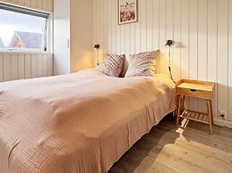 Stylish Lakeview Retreat-by Traum