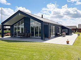 Stylish Lakeview Retreat-by Traum