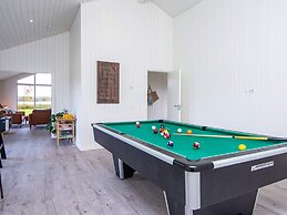 Stylish Lakeview Retreat-by Traum