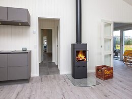 Stylish Lakeview Retreat-by Traum