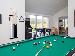 Stylish Lakeview Retreat-by Traum