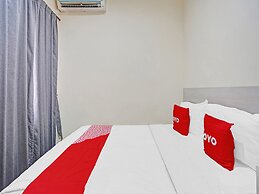 OYO Flagship  90789 Genteng Residence