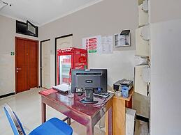 OYO Flagship  90789 Genteng Residence