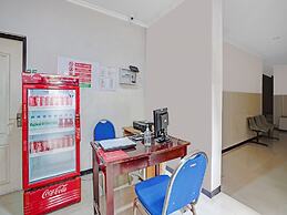 OYO Flagship  90789 Genteng Residence