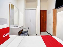 OYO Flagship  90789 Genteng Residence