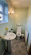 Unwind in Comfort at Cosy Caradus Free Parking