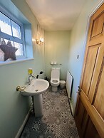 Unwind in Comfort at Cosy Caradus Free Parking