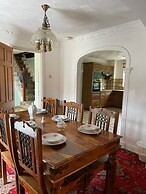 Unwind in Comfort at Cosy Caradus Free Parking