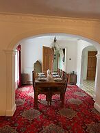 Unwind in Comfort at Cosy Caradus Free Parking