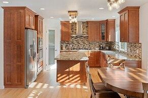 Of Wine & Gods - Hot Tub, Bbq And Fire Pit! 3 Bedroom Home by RedAwnin