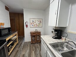 Budget friendly queen studio with full kitchen, two queen beds and sle