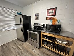 Budget friendly queen studio with full kitchen, two queen beds and sle