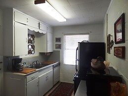 Budget friendly queen studio with full kitchen, two queen beds and sle