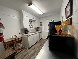 Budget friendly queen studio with full kitchen, two queen beds and sle