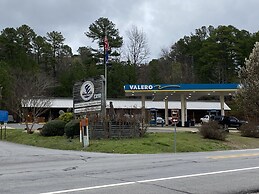 Budget friendly queen studio with full kitchen, two queen beds and sle