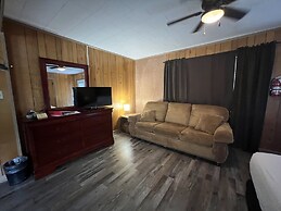 Budget friendly queen studio with full kitchen, two queen beds and sle