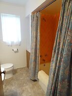 Budget friendly queen studio with full kitchen, two queen beds and sle