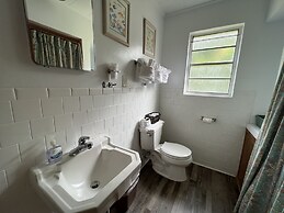 Budget friendly queen studio with full kitchen, two queen beds and sle