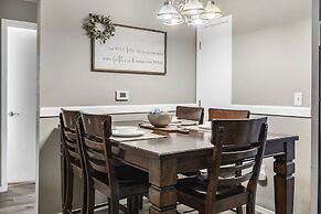 Ozark Overlook - Private Patio & Minutes to Attractions