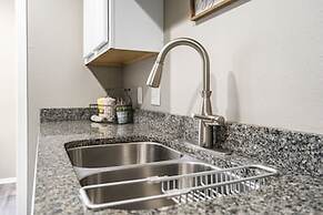 Ozark Overlook - Private Patio & Minutes to Attractions