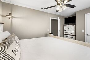 Ozark Overlook - Private Patio & Minutes to Attractions