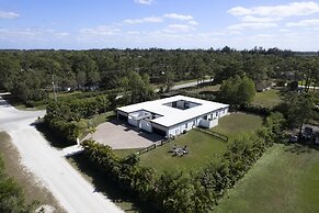 6BR Sleeps 15 Pool BBQ Firepit Games Stables More!