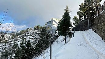 The Royals Apricot Garden