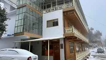 The Royals Apricot Garden