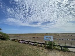 Beach Front 3 Bed Cottage and Hot Tub Kessingland
