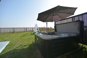 Beach Front 3 Bed Cottage and Hot Tub Kessingland