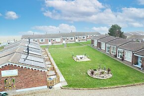 Beach Front 3 Bed Cottage and Hot Tub Kessingland