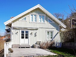 9 Person Holiday Home in Tanumshede-by Traum