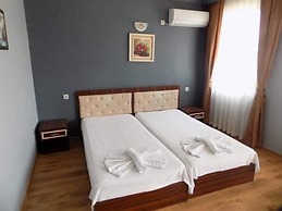 Guest House & Rooms Chris Toros