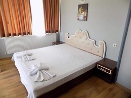 Guest House & Rooms Chris Toros