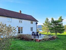 10 Person Holiday Home in Vallersund