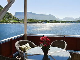 8 Person Holiday Home in Midsund