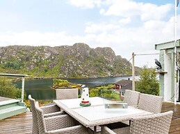 10 Person Holiday Home in Kalvag-by Traum