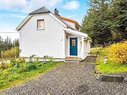6 Person Holiday Home in Midsund
