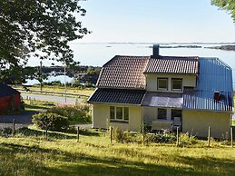 6 Person Holiday Home in Midsund