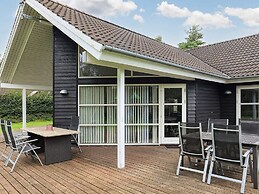 10 Person Holiday Home in Vaeggerlose