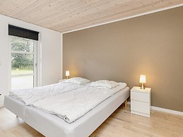 10 Person Holiday Home in Vaeggerlose