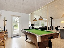 10 Person Holiday Home in Vaeggerlose