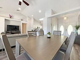 Lakeside Sunset 3 Bedroom by RedAwning